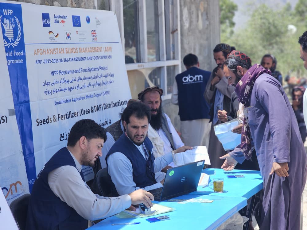 لغمان کې پر یوشمېر بزګرانو د اصلاح شويو جوارو تخم او کیمیاوي سرې ووېشل شوې