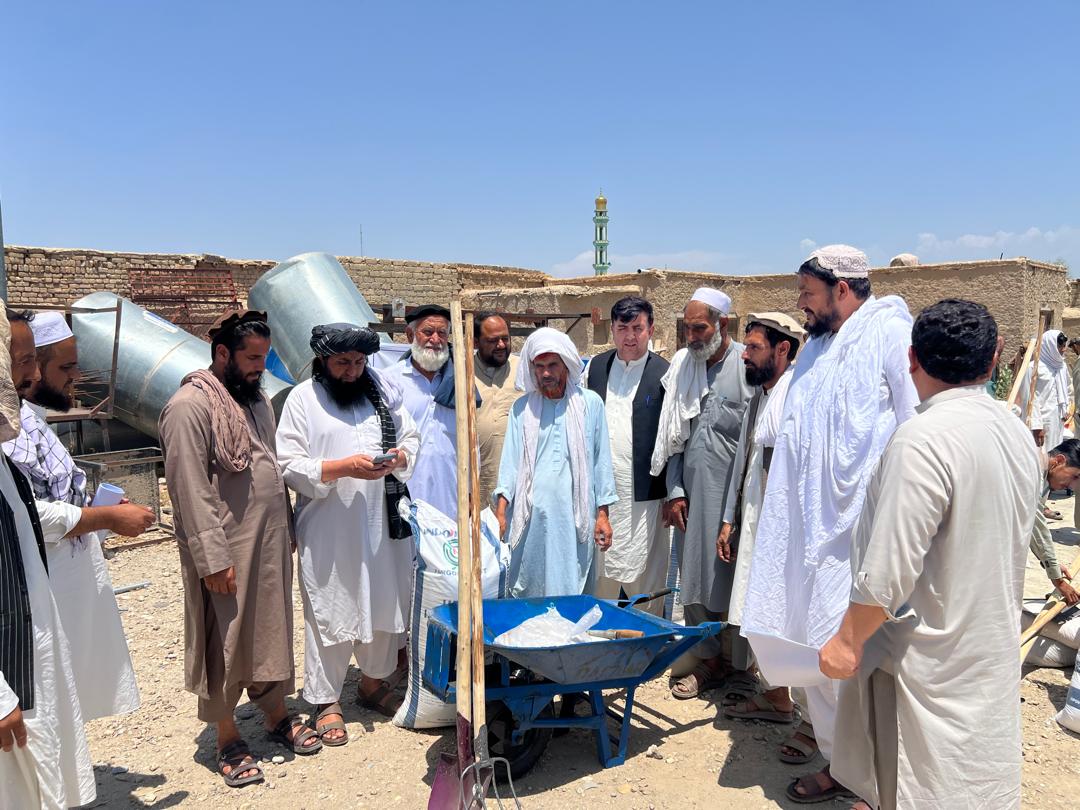 ننګرهار کې ۸۰ بې‌وزلو او تازه راستنو شویو کورنیو ته د څارویو د خوراکي توکو د تولید کرنیزې مرستې ووېشل شوې