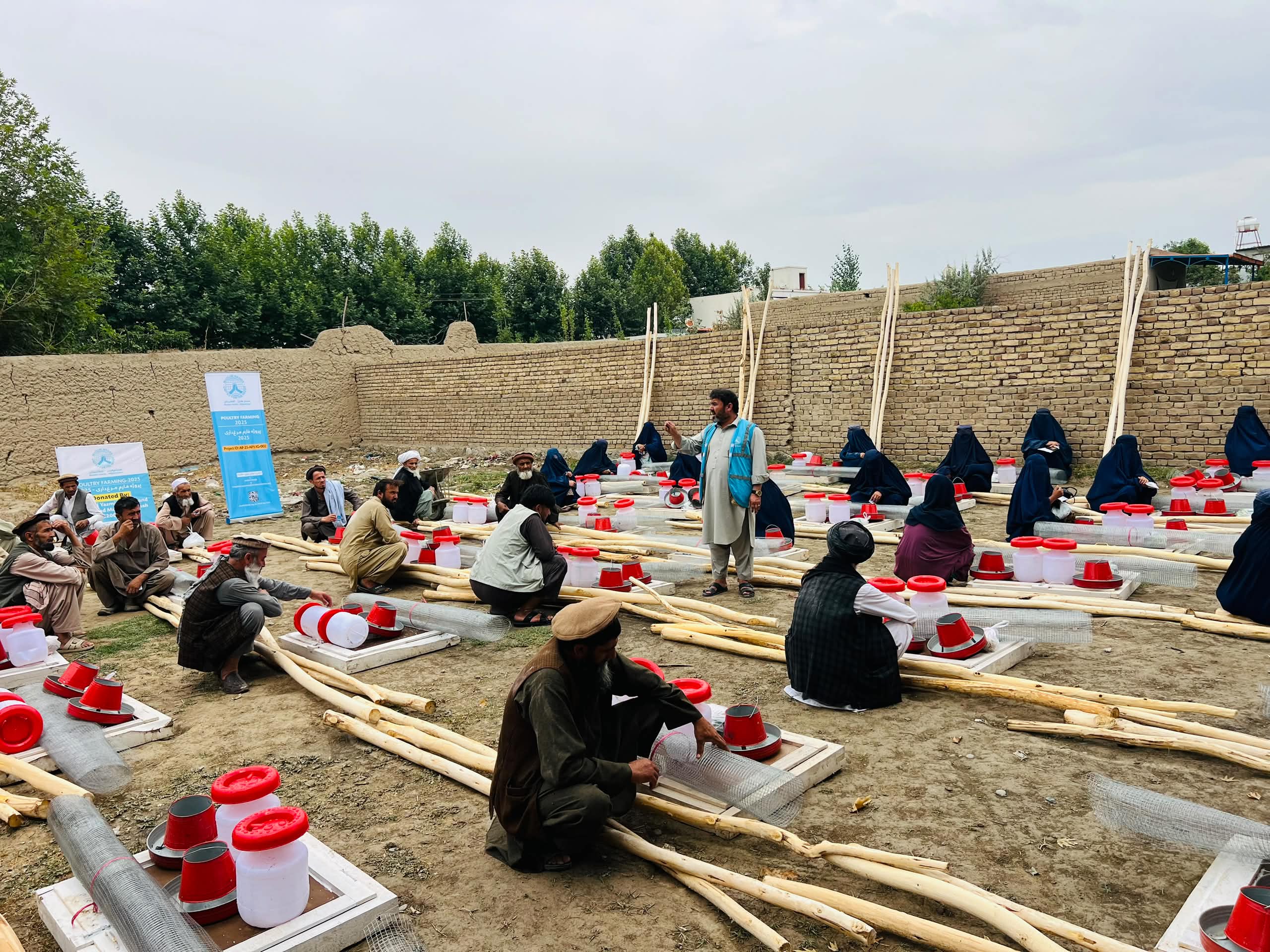 توزیع ۳ هزار قطعه مرغ تخمی و ۱۲ تُن خوراکه برای ۱۲۰ خانواده نیازمند در تخار
