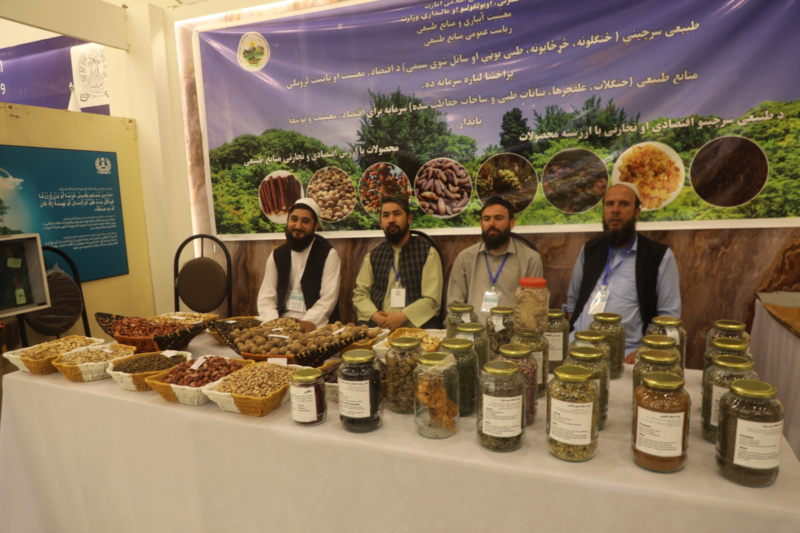 محصولات زراعتی و مالداری، ماشین‌آلات زراعتی و سایر تولیدات داخلی در نمایشگاه بین‌المللی زراعت و مالداری افغانستان، به روایت تصویر.