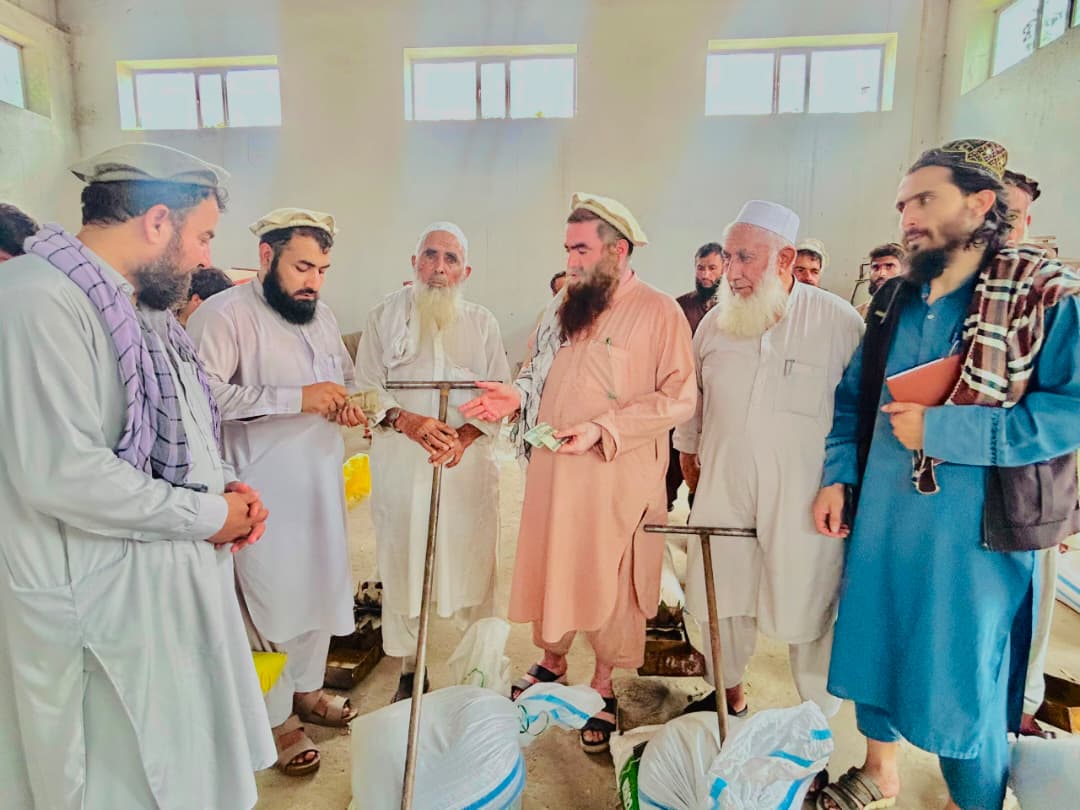 کونړ  کې ۶۵ بزګرانو ته د جوارو، لوبیا او شولو ننداریزو کروندو لپاره د کرنیزو توکو وېش