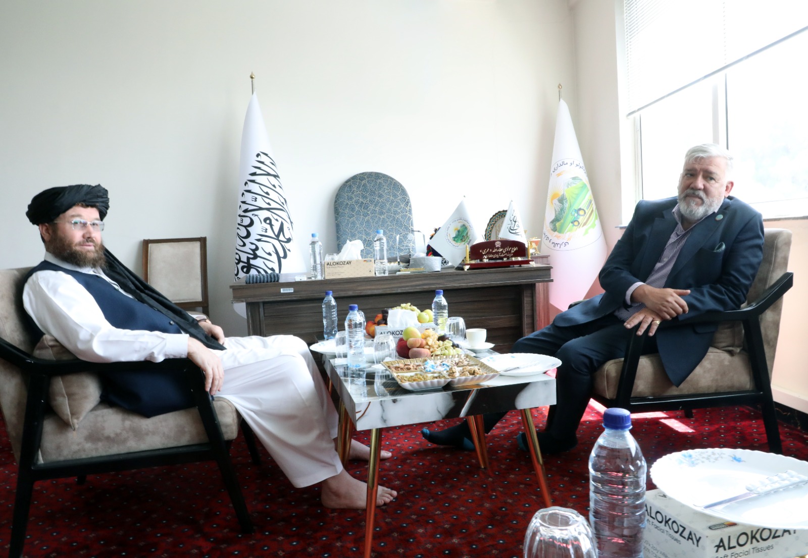 د کرنې، اوبولګولو او مالدارۍ وزیر مولوي عطاءالله عمري په افغانستان کې د ملګرو ملتونو د خوړو او ادارې «اف‌اې‌او» له رییس ریچارډ ترینچارډ سره وکتل او د کرنې او مالدارۍ سکتور د پراختیا په اړه یې خبرې اترې وکړې.