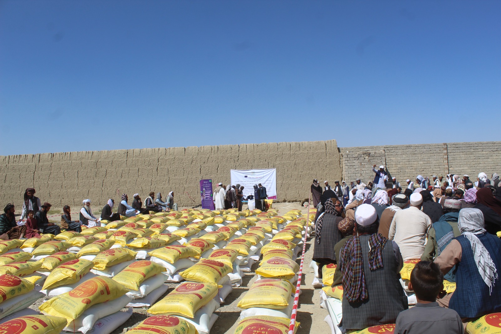 پکتیکا کې ۲۱۵ مستحقو بزګرانو ته کرنیز توکي ووېشل شول