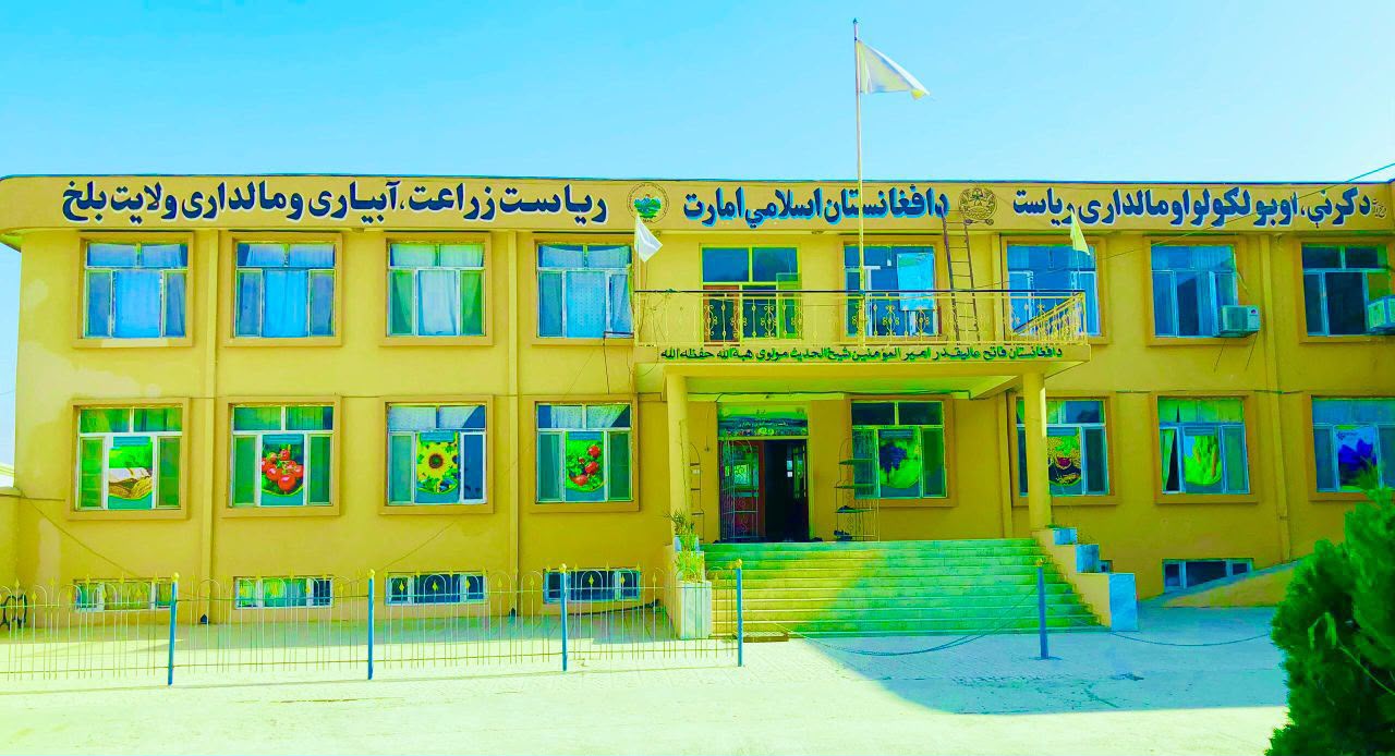 در ولسوالی نهرشاهی بلخ برای ۳۹۰ تن دهقانان تخم بذری اصلاح‌شده گندم و کود کیمیاوی توزیع می شود