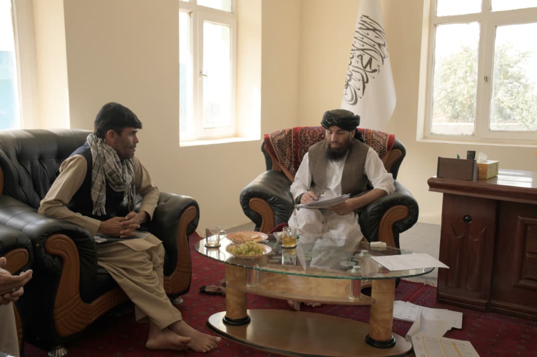 د پکتیکا د کرنې رییس د هیلتو موسسې له ولایتي مسؤول سره وکتل