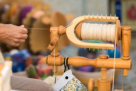 توزیع ماشین‌های پشم‌ریسی برای ۴۵۰ زن در ولایت غزنی