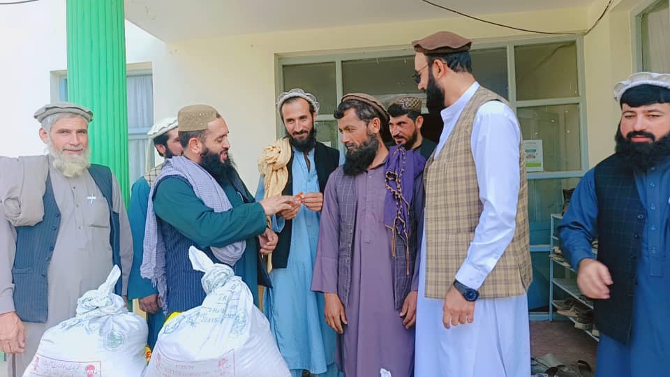 لغمان کې ۳۵ بزګرانو ته د غنمو او لوبیا د ننداریزو کروندو لپاره کرنیز توکي ووېشل شول