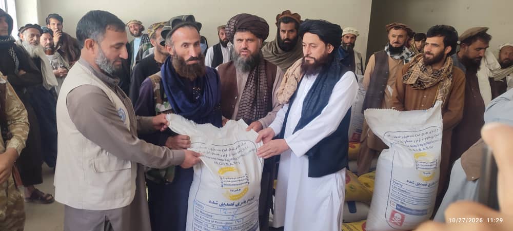نورستان کې سلګونو اړمنو بزګرانو ته د اصلاح شویو تخمونو او کیمیاوي سرو د وېش لړۍ پیل شوه