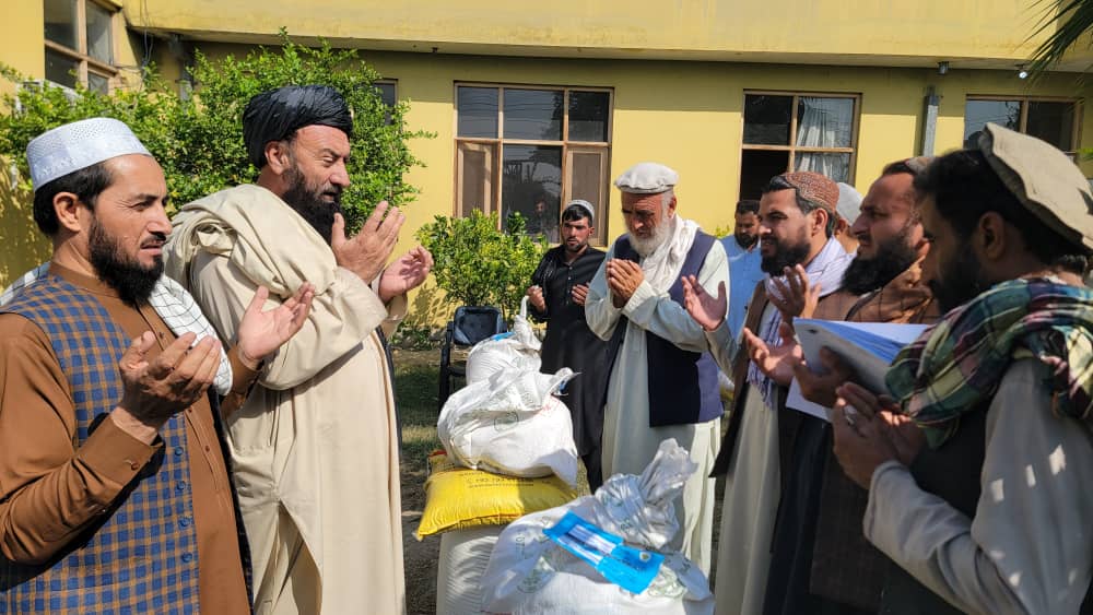 ننګرهار کې د غنمو ننداریزو کروندو لپاره اصلاح شوي تخمونه او کیمیاوي سرې ووېشل شوې